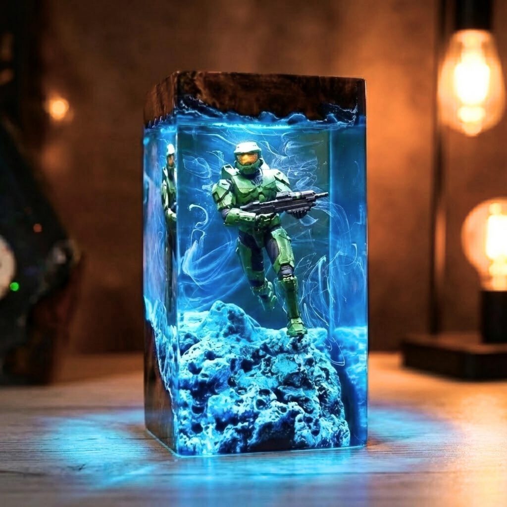 H.A.L.0 M4sterChlef Resin Lamp, Sci-Fi Spartan Diorama Desk Light, Gaming Room Decor, LED Night Lamp, Birthday Gift for Gamer